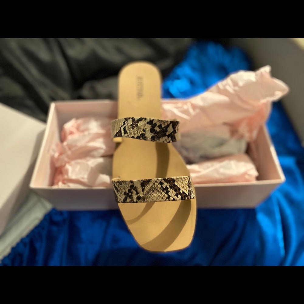 JustFab Snake Print sandals - Picture 3 of 5